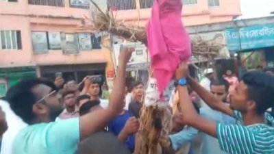 আওয়ামী লীগ নেতার কুশপুত্তলিকা দাহ