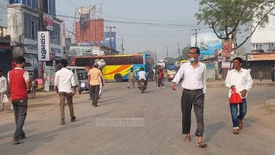 পরিবহন শ্রমিকদের অবরোধের কারণে যান চলাচল বন্ধ হয়ে যায়