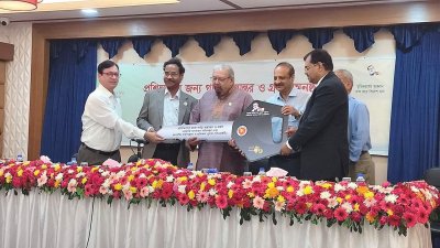 প্রবাসী কল্যাণমন্ত্রী ইমরান আহমদের হাতে গাড়ির প্রতীকী চাবি হস্তান্তর করছেন সরকারি যানবাহন অধিদফতরের পরিবহন কমিশনার মো. আবদুস সাত্তার