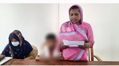 সংবাদ সম্মেলনে বক্তব্য পাঠ করছেন শিউলী ইয়াসমিন