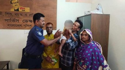 এক লাখ টাকায় বিক্রি করা শিশু মিনাকে মা-বাবার কোলে ফিরিয়ে দিয়েছে পুলিশ