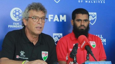 সংবাদ সম্মেলনে মালদ্বীপের কোচ এবং অধিনায়ক