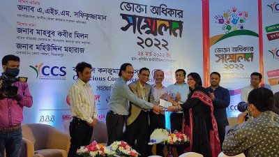 অতিথিদের কাছ থেকে পুরস্কার গ্রহণ করছেন উদিসা ইসলাম