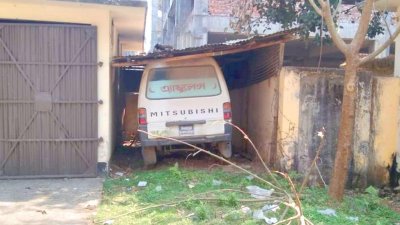 উপজেলা স্বাস্থ্য কমপ্লেক্সের গ্যারেজে পড়ে আছে অ্যাম্বুলেন্স
