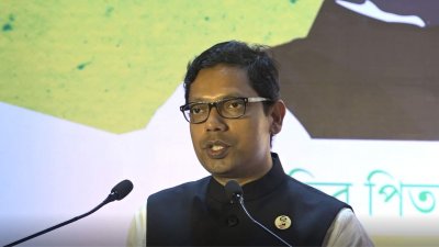 বক্তব্য রাখছেন জুনাইদ আহমেদ পলক