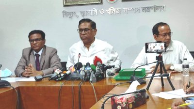 সংবাদ সম্মেলনে কথা বলছেন নসরুল হামিদ