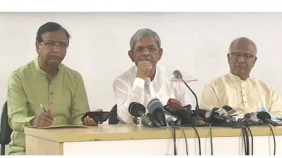 সংবাদ সম্মেলন বক্তব্য রাখছেন মির্জা ফখরুল ইসলাম আলমগীর