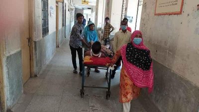 রংপুর মেডিক্যাল কলেজ হাসপাতালের ইউরোলজি ওয়ার্ডে পানি না থাকায় অপারেশন বন্ধ। বাধ্য হয়ে রোগীকে বাইরে নিয়ে যাচ্ছেন স্বজনরা।