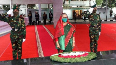 বঙ্গবন্ধুর প্রতিকৃতিতে প্রধানমন্ত্রীর শ্রদ্ধা নিবেদন