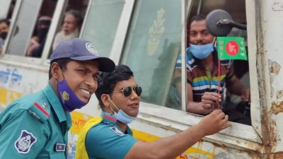 গাড়ি চালকদের পতাকা ও চকলেট দিয়ে স্বাধীনতা দিবসের শুভেচ্ছা