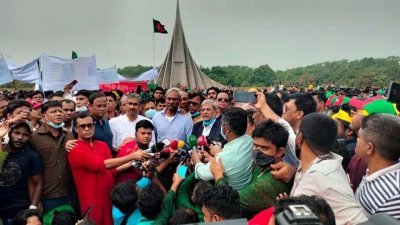 জাতীয় স্মৃতিসৌধে শহীদদের প্রতি শ্রদ্ধা নিবেদন শেষে সাংবাদিকদের সঙ্গে কথা বলছেন বিএনপি মহাসচিব মির্জা ফখরুল ইসলাম আলমগীর
