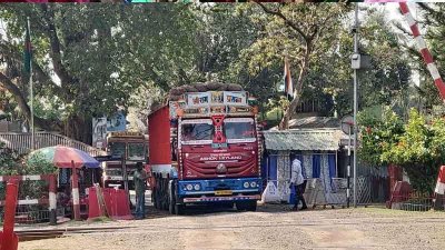হিলি স্থলবন্দর দিয়ে রবিবার দুপুর ১২টার পর আমদানি-রফতানি শুরু