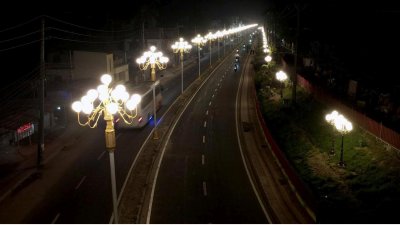 ফোর লেন সড়ক দৃষ্টিনন্দন আধুনিক সড়কবাতির আলোতে উদ্ভাসিত হয়েছে