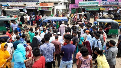দুর্ঘটনাস্থলে স্থানীয়দের ভিড়