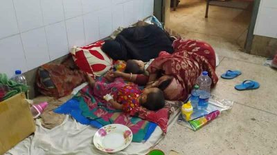 শয্যা সংকটে হাসপাতালের মেঝেতে শুয়ে চিকিৎসা নিচ্ছেন রোগীরা