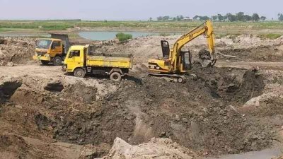 মাটি কেটে ইটভাটায় বিক্রি করছে স্থানীয় একটি প্রভাবশালী মহল