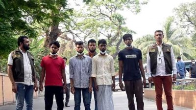 গ্রেফতার চার ছিনতাইকারী