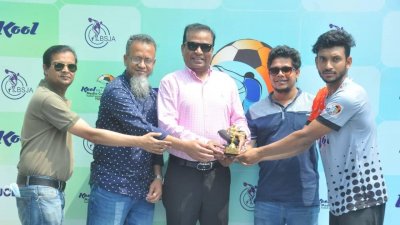 ম্যাচ সেরার পুরস্কার তুলে দেন জাতীয় দলের সাবেক ফুটবলার আব্দুল গাফফার ও আরমান মিয়া।