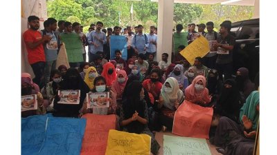 প্রশাসন ভবনের সামনে অবস্থান নিয়ে বিক্ষোভ করেন শিক্ষার্থীরা