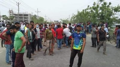 শিক্ষার্থী ও এলাকাবাসী সড়ক অবরোধ করে বিক্ষোভ করেন