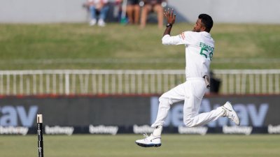 তৃতীয় সেশনে সাফল্যের দেখা পেয়েছেন এবাদত।