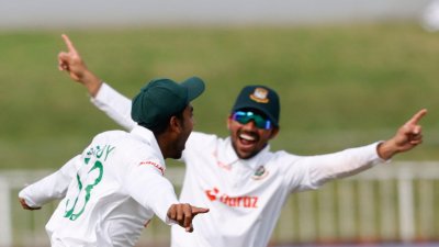 মিরাজের অসাধারণ ফিল্ডিংয়ে সাজঘরে পিটারসেন।