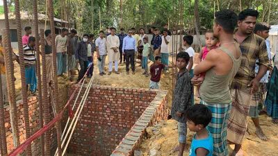 খাল দখল করে স্থাপনা নির্মাণ