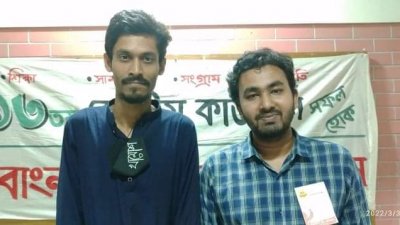 বাঁয়ে সৈকত আরিফ ও মশিউর রহমান খান রিচার্ড