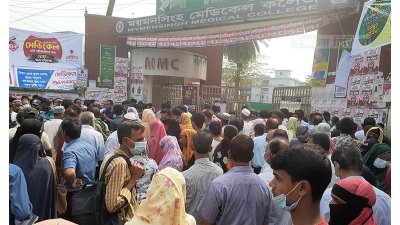 ভর্তি পরীক্ষার সময় কেন্দ্রের বাইরে অভিভাবকদের ভিড়
