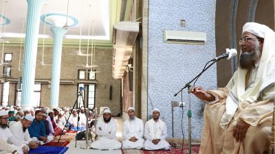 জুমার নামাজের খুতবা পড়ান খতিব মুফতি  রুহুল আমীন