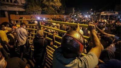 প্রেসিডেন্টের বাড়ির বাইরে ব্যারিকেড ভাঙার চেষ্টা করে বিক্ষোভকারীরা