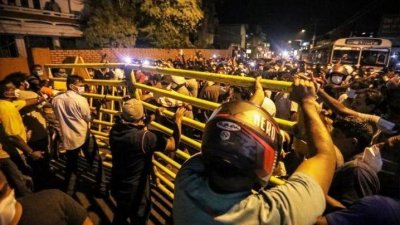 প্রেসিডেন্টের বাড়ির বাইরে ব্যারিকেড ভাঙার চেষ্টা করে বিক্ষোভকারীরা