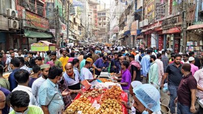 শাহী মসজিদের সামনের সড়কে ইফতারের দোকানে ক্রেতার ভিড়