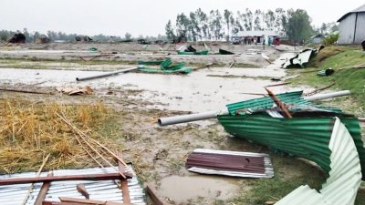 চিলমারীতে ঝড়ের তাণ্ডবে অন্তত ৬০টি বসতবাড়ি ও বিদ্যালয় ক্ষতিগ্রস্ত