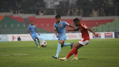 বসুন্ধরা ম্যাচে লাল কার্ড দেখেন রাকিব হোসেন (আকাশি-নীল জার্সি)