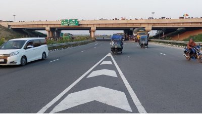 এক্সপ্রেসওয়ে দাপিয়ে বেড়াচ্ছে ইজিবাইক