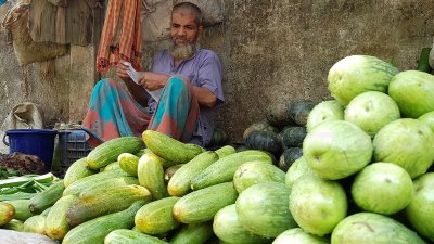 যশোরের বাজারে বেগুন বিক্রি হচ্ছে প্রতি কেজি ৭০ টাকা