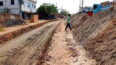 সোনাডাঙ্গা মডেল থানার পাশ থেকে ময়ুর ব্রিজ পর্যন্ত ৭৮০ মিটার সড়ক দীর্ঘদিন সংস্কার না হওয়ায় যান চলাচলের অযোগ্য হয়ে পড়েছে