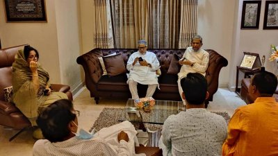 বিএনপির প্রয়াত নেতা সাদেক হোসেন খোকার বাসায় মির্জা ফখরুল ইসলাম আলমগীর ও নজরুল ইসলাম খান