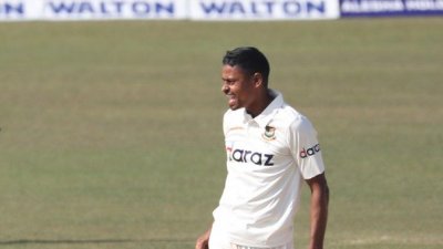 এলগারকে ফেরালেন তাইজুল