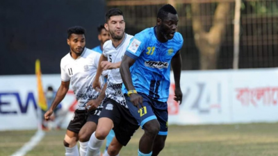 দুর্দান্ত খেলে যাচ্ছেন চট্টগ্রাম আবাহনীর পিটার থ্যাঙ্কগড (আকাশি-নীল জার্সি)