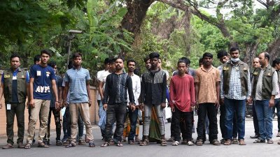 রাজধানীর বিভিন্ন জায়গা থেকে ২৭ ‘ছিনতাইকারী’ গ্রেফতার