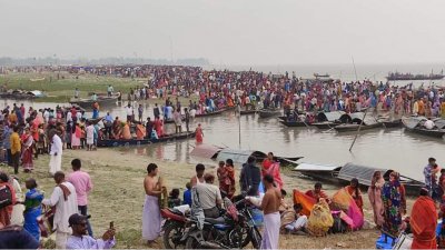 ব্রহ্মপুত্র নদের তীরে স্নানোৎসবে আসা পুণ্যার্থী