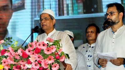 বক্তৃতা করছেন মির্জা ফখরুল ইসলাম আলমগীর