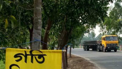 ট্রাকচাপায় দুই বন্ধুসহ নিহত ৪