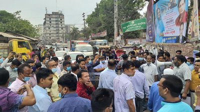 খবর পেয়ে প্রতিবাদ জানাতে জেলা প্রশাসকের কার্যালয়ের কর্মচারীরা রাস্তায় নেমে আসেন