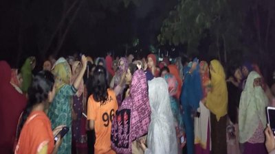 বিক্ষোভ ও অবস্থান কর্মসূচি পালন করেছেন বেগম রোকেয়া বিশ্ববিদ্যালয়ের বঙ্গমাতা শেখ ফজিলাতুন্নেছা মুজিব হলের শিক্ষার্থীরা