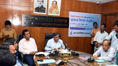 সাংবাদিকদের সঙ্গে কথা বলছেন তথ্যমন্ত্রী ড. হাছান মাহমুদ