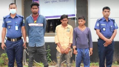 আটক তিন যুবক