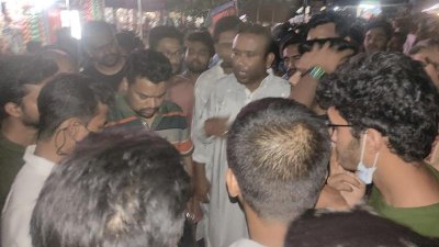 টিকাকেন্দ্রে জাবি শিক্ষার্থীকে মারধর, মহাসড়ক অবরোধ করে প্রতিবাদ